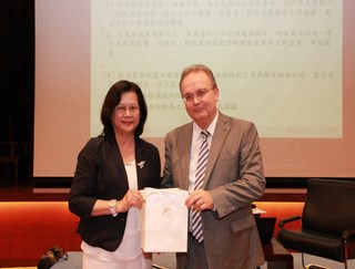 蔡院長碧玉致贈德國慕尼黑大學法學院刑事法學Frank 蔡院長碧玉致贈德國慕尼黑大學法學院刑事法學Frank