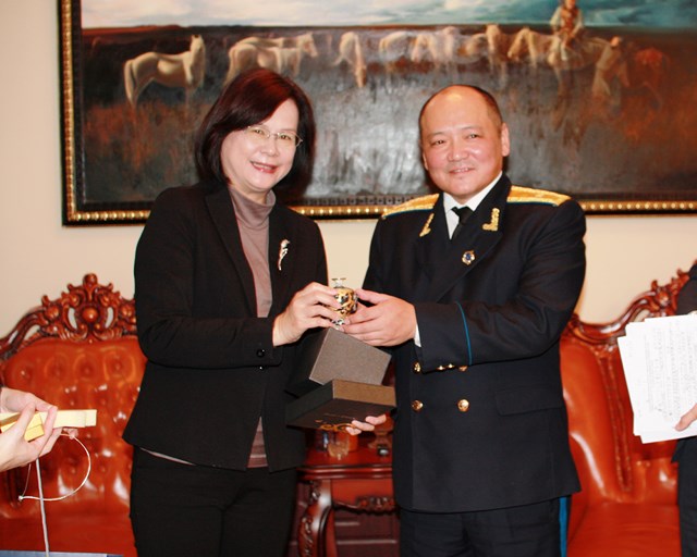 代表團拜會蒙古國檢察總長辦公室，由副檢察總長全程接待。