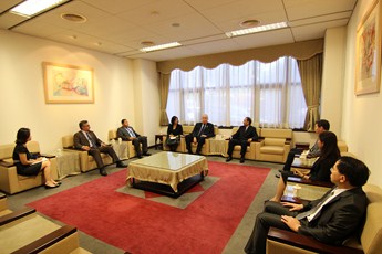 蔡清祥院長親自接待貴賓巴拿馬共和國最高法院亞優院長等一行3人。