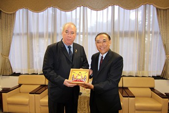 蔡清祥院長致贈貴賓法務部矯正署東成技能訓練所收容人製作之藍嶼獨木舟。