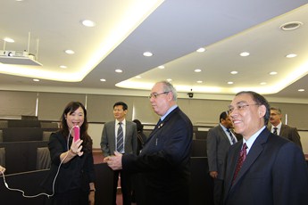 亞優院長親自體驗本學院遠距課程系統之柏拉圖講堂。