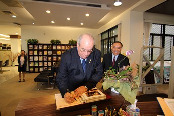 亞優院長於參訪本學院圖書館時簽名留念。