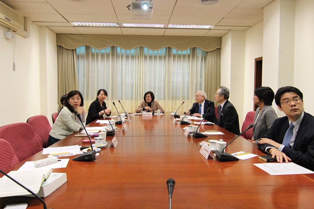 日本早稻田大學淺古弘教授率領其研究團隊來訪本學院,與蔡碧玉院長、顏迺偉主任秘書及教務組盧筱筠組長會談,就將來如何公開本學院圖書室收藏日據時期臺中地方法院刑事判決原本珍貴史料文字目錄之資料庫以供研究法制史料之學術目的使用,進行意見交換。 日本早稻田大學淺古弘教授率領其研究團隊來訪本學院,與蔡碧玉院長、顏迺偉主任秘書及教務組盧筱筠組長會談,就將來如何公開本學院圖書室收藏日據時期臺中地方法院刑事判決原本珍貴史料文字目錄之資料庫以供研究法制史料之學術目的使用,進行意見交換。