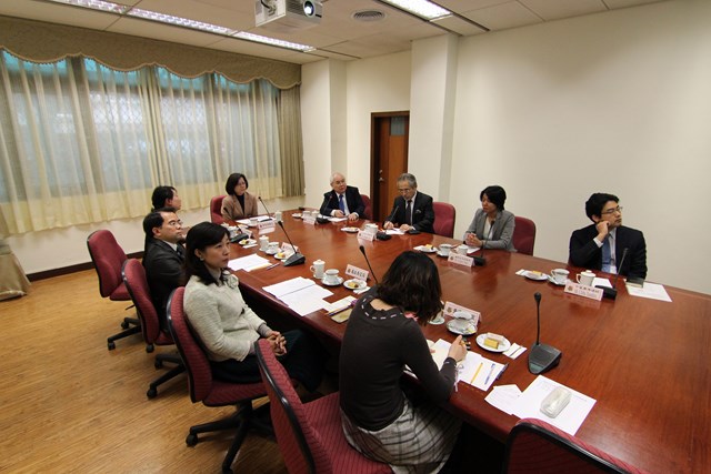 日本早稻田大學淺古弘教授率領其研究團隊來訪本學院，與蔡碧玉院長、顏迺偉主任秘書及教務組盧筱筠組長會談，就將來如何公開本學院圖書室收藏日據時期臺中地方法院刑事判決原本珍貴史料文字目錄之資料庫以供研究法制史料之學術目的使用，進行意見交換。