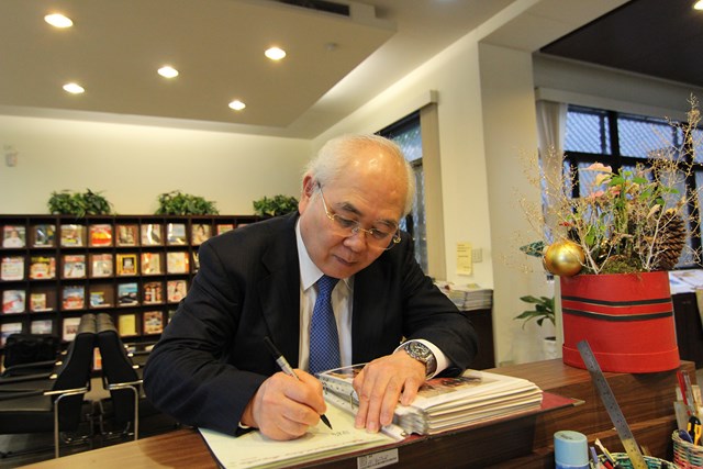 會後,淺古弘教授參訪本學院圖書室。 會後,淺古弘教授參訪本學院圖書室。