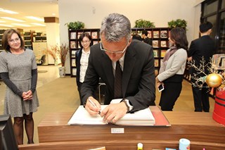 Heerden資深法律顧問伉儷參觀本學院圖書館並簽名留念 Heerden資深法律顧問伉儷參觀本學院圖書館並簽名留念