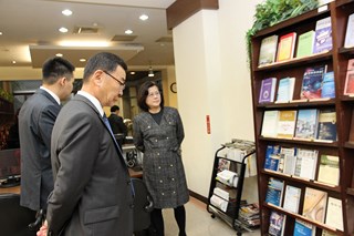 蔡院長為LUNDENDORJ主席導覽圖書館 蔡院長為LUNDENDORJ主席導覽圖書館
