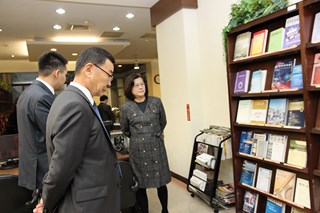 蔡院長為LUNDENDORJ主席導覽圖書館