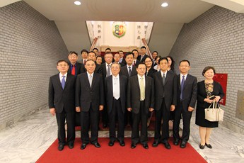 蔡清祥院長與孫謙副會長、李鴻禧董事長等貴賓共同於本學院大廳處合影留念