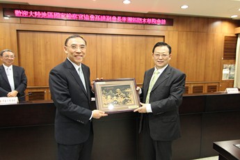 蔡清祥院長與孫謙副會長互換禮品儀式