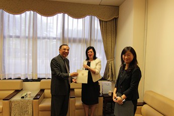 蔡清祥院長與Christine Santini法官互換禮品