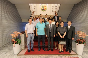 大陸貴州省檢察官協會王貴喜副會長等貴賓於本學院大廳處共同合影留念