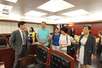 王貴喜副會長等貴賓參觀本學院實習法庭
