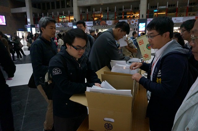 學員從本學院集合出發，上午7時30分抵達臺北火車大廳，領取臺鐵局煞車系統操控觀摩教學資料。