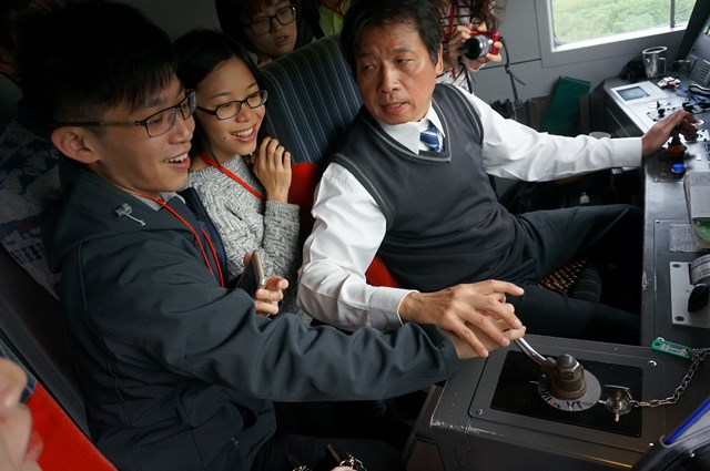 分組進行火車煞車系統操控觀摩教學。學員在臺鐵局普悠瑪駕駛引導下於火車行進中親自操控煞車系統。