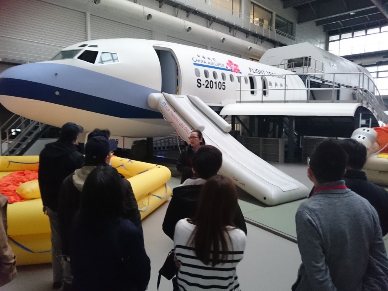 中華航空公司桃園華航園區航務處緊急逃生設備介紹。