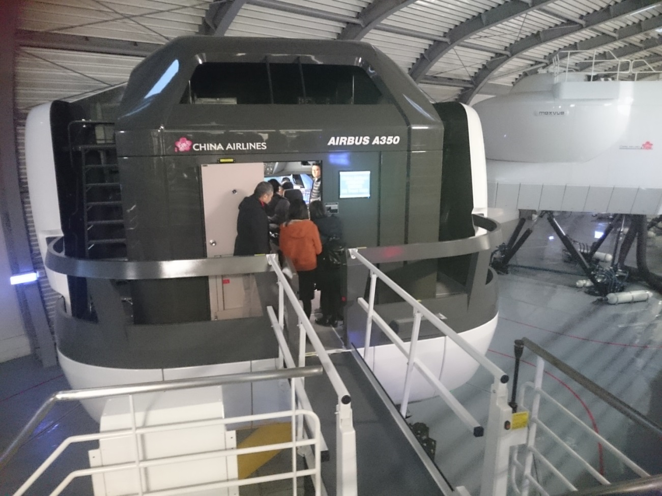 參訪中華航空公司桃園華航園區航務處空中巴士A350動態模擬機。 參訪中華航空公司桃園華航園區航務處空中巴士A350動態模擬機。