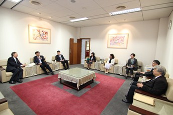本學院蔡院長在貴賓室接待出席委員