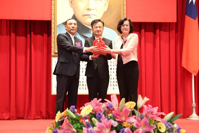 本學院卸新任首長交接