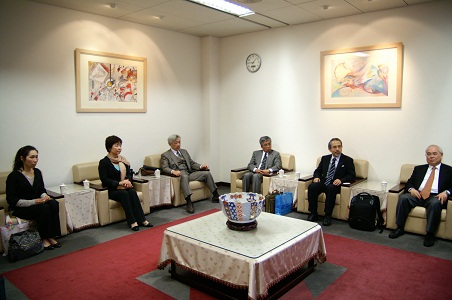 Professor Hiroshi Asako from Waseda University along with seven professors and research assistants visited JPTI, delving into precious and historied collection at the library of JPTI.