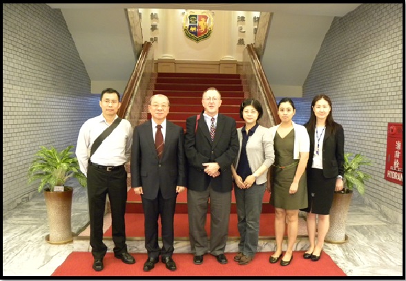 2013/10/15 Prof. Joseph Hoffmann of Indiana University Maurer School of Law, USA, visited the Academy