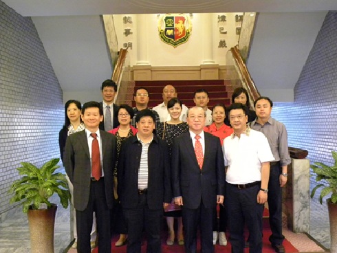2013/10/23 The deputy director of Chongqing City Judge Association, Yang Dong-chen, led the delegation to visit the Academy