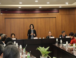 講座會議由本學院蔡院長碧玉主持，後分由民事、刑事與檢察實務召集人主持分組討論，民事實務召集人劉講座福來(右3)、刑事實務召集人花講座滿堂(右2)、檢察實務召集人詹講座麗麗(左1)。