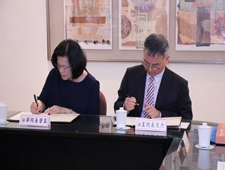 本學院蔡碧玉院長與國立政治大學法學院王文杰院長簽署實務課程合作暨學術交流協議書。 本學院蔡碧玉院長與國立政治大學法學院王文杰院長簽署實務課程合作暨學術交流協議書。