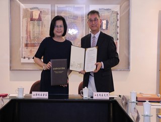 蔡碧玉院長簽署簽署實務課程合作暨學術交流協議書後與國立政治大學法學院王文杰院長合影。 蔡碧玉院長簽署簽署實務課程合作暨學術交流協議書後與國立政治大學法學院王文杰院長合影。