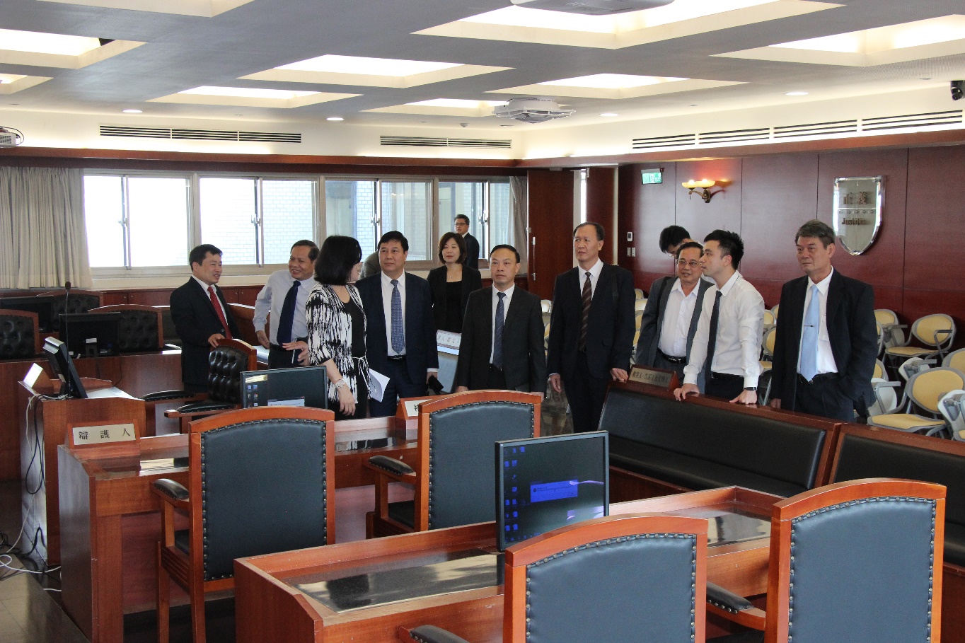 蔡碧玉院長以本學院模擬法庭向外賓介紹法庭之設施、配置