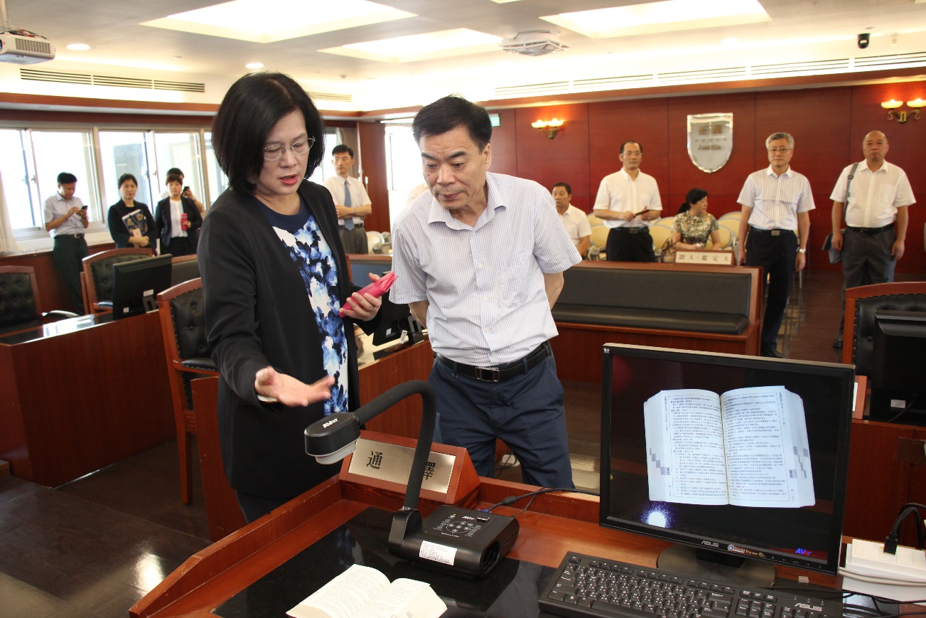 蔡碧玉院長向外賓介紹法庭之配置及證物投影設備