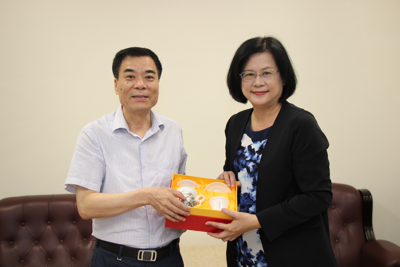 蔡碧玉院長致贈福建省法官協會訪問團團長王漢宏紀念品並合影