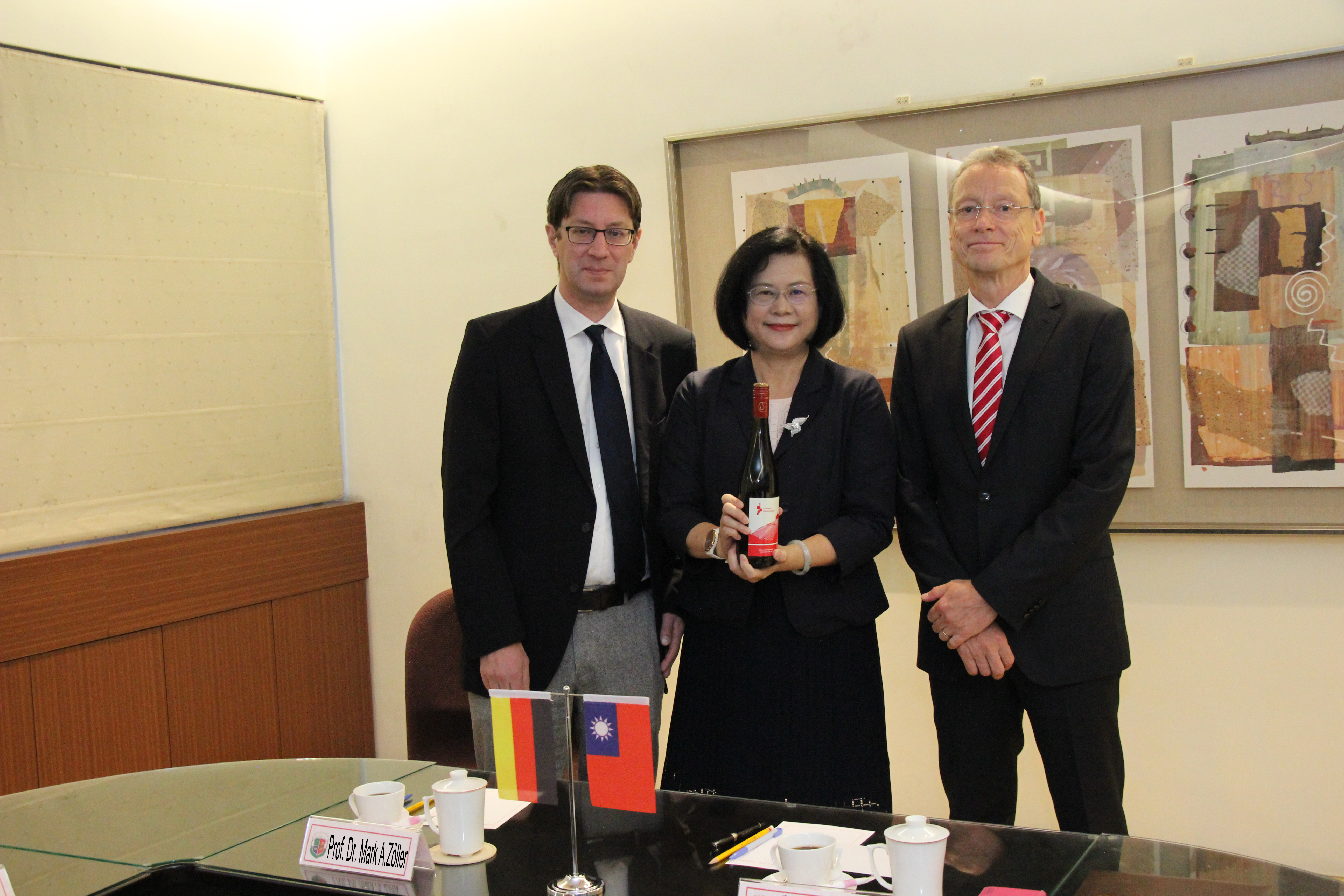 特里爾大學校長Prof. Dr. Michael Jäckel特別請Prof. Dr. Mark A. Zöller帶特里爾大學生產之白酒致贈本...