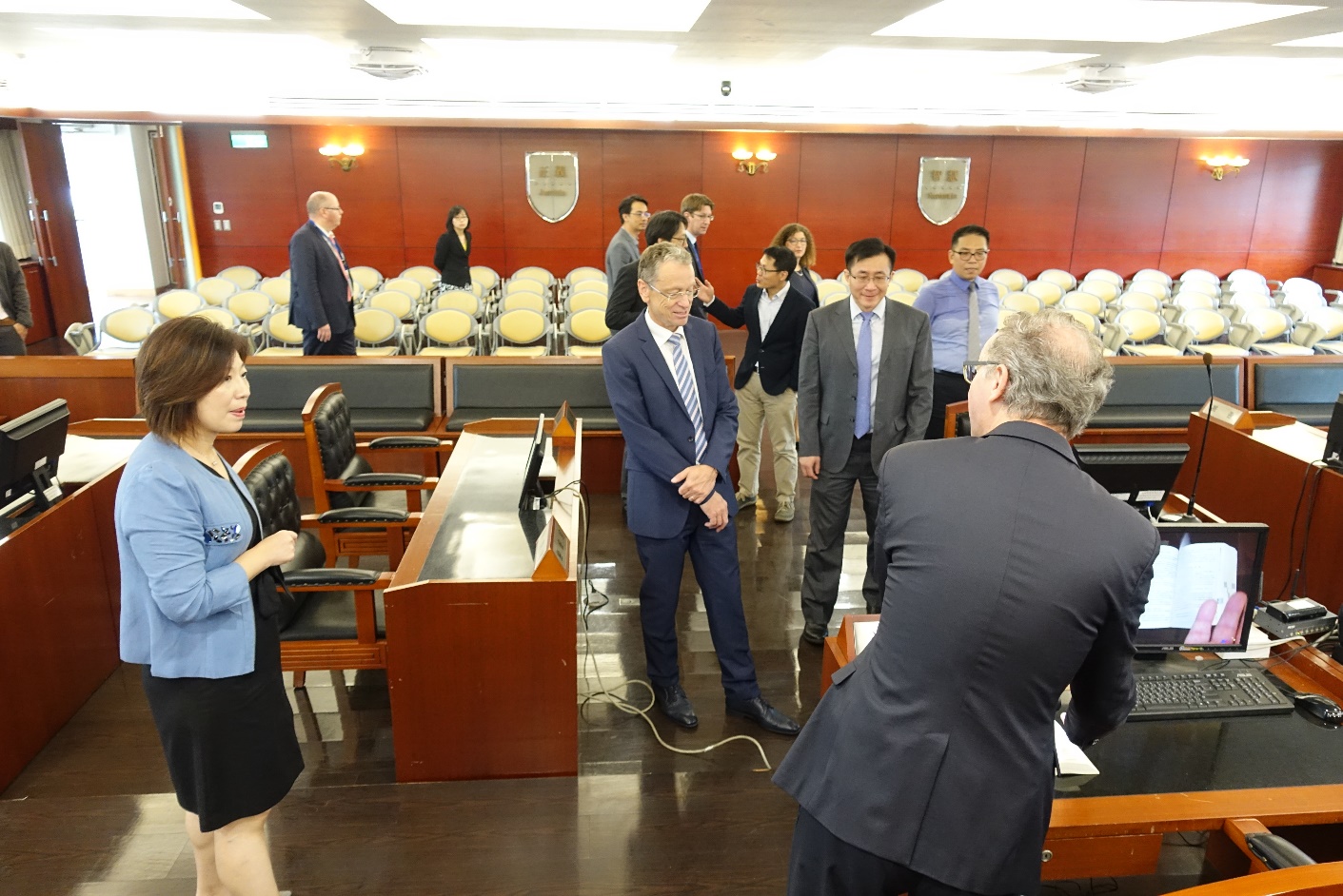 柯宜汾組長以學院內模擬法庭向外賓介紹我國之法庭配置