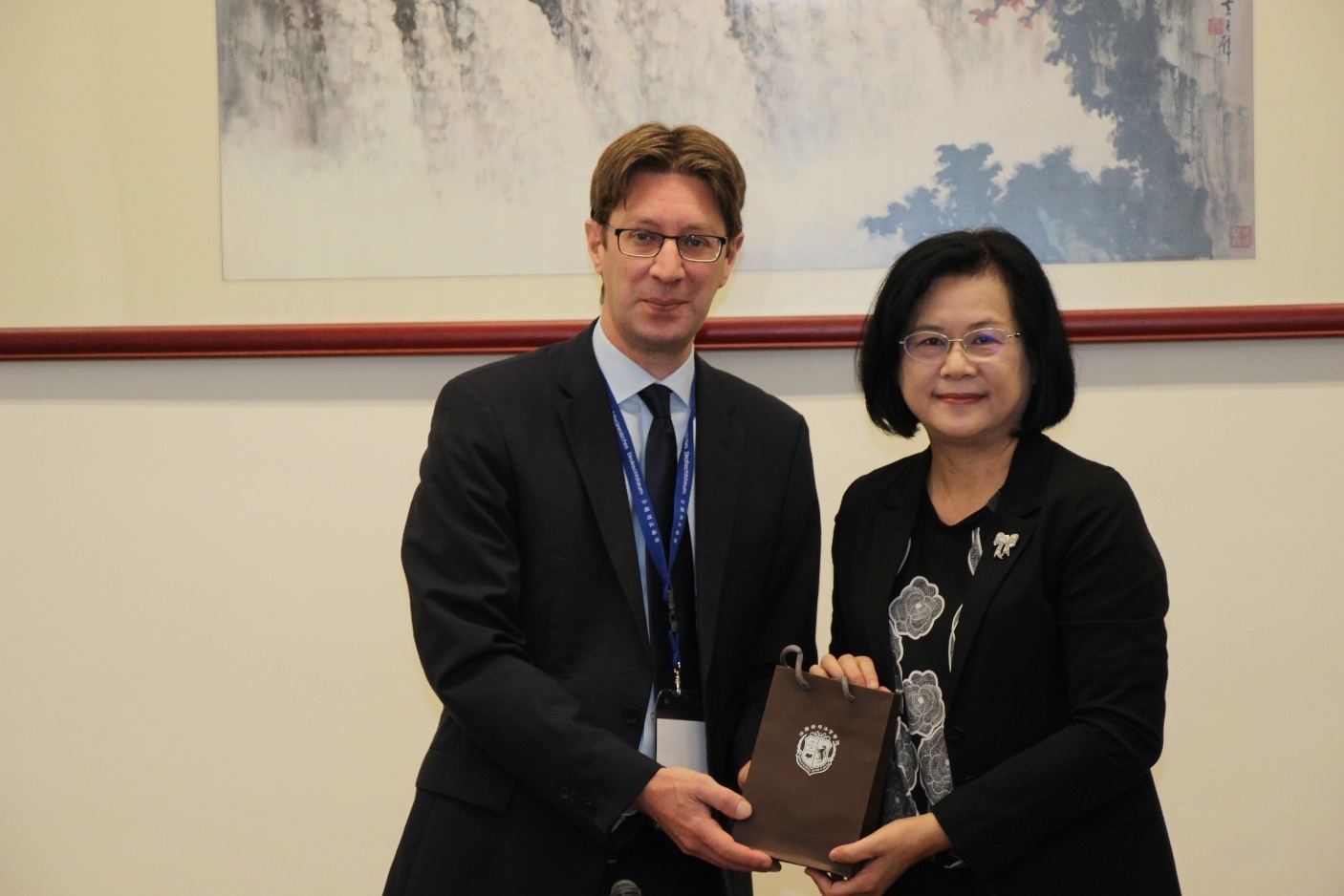 蔡碧玉院長致贈訪問團第七屆臺德刑法論壇成員Prof. Dr. Mark A. Zöller紀念品並合影