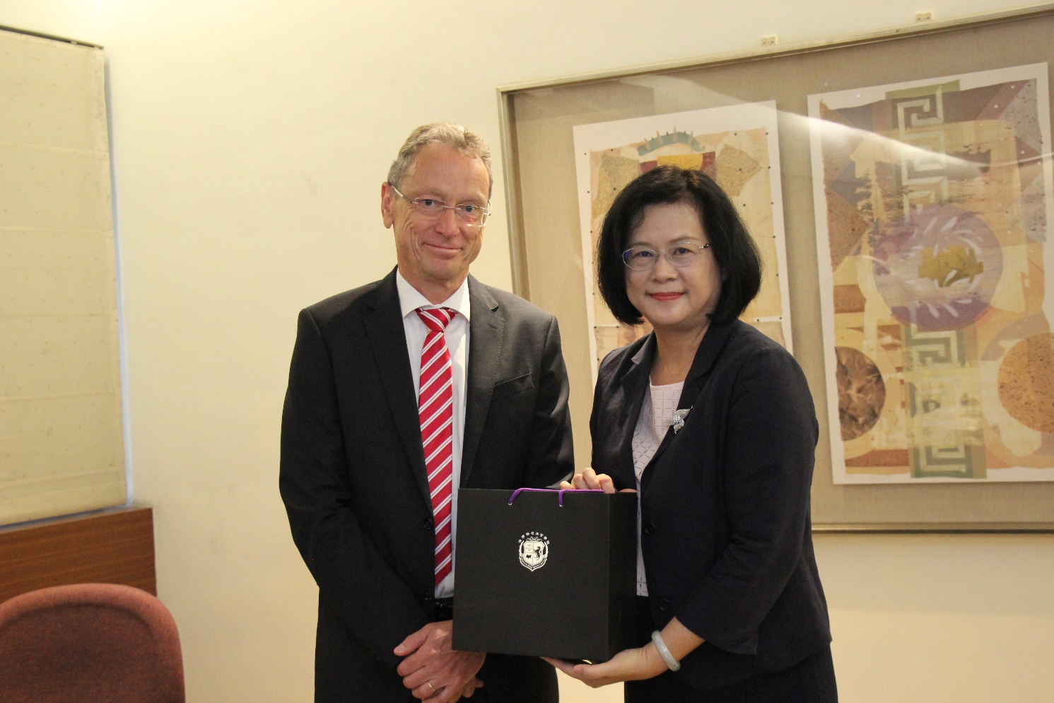 After the signing, Tsai Pi-Yu presented a gift to Dr. Jürgen Brauer, Head of Prosecutors in Germany.