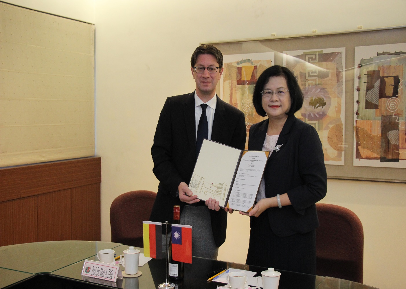 After the signing, Tsai Pi-Yu took a picture with Prof. Dr. Mark A. Zöller of the School of Law at Universität Trier.