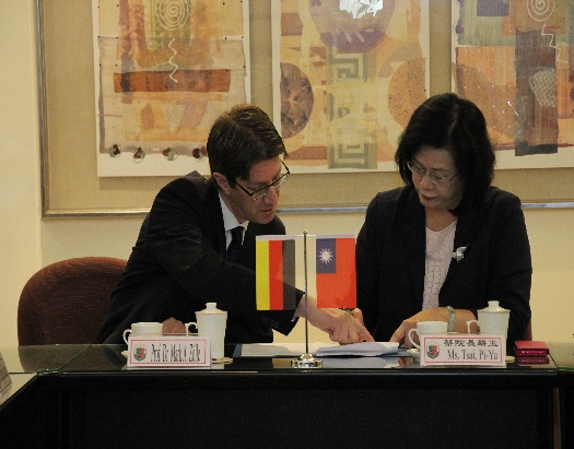 Tsai Pi-Yu, President of the Academy, signed the cooperation agreement on behalf of the Academy