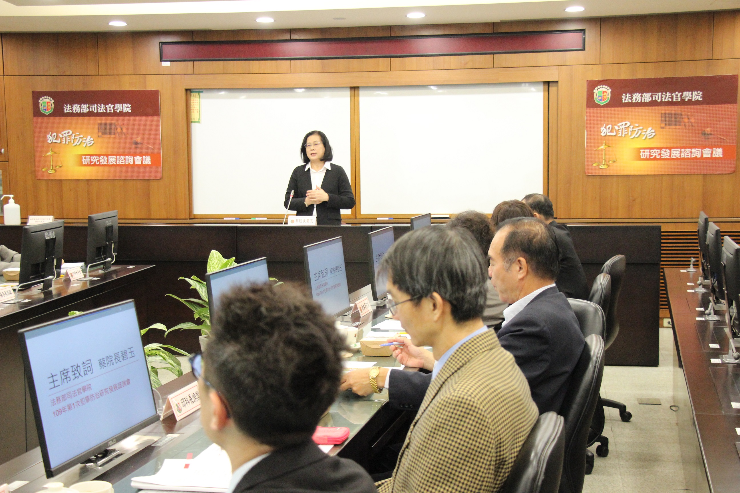 1.蔡碧玉院長主持會議