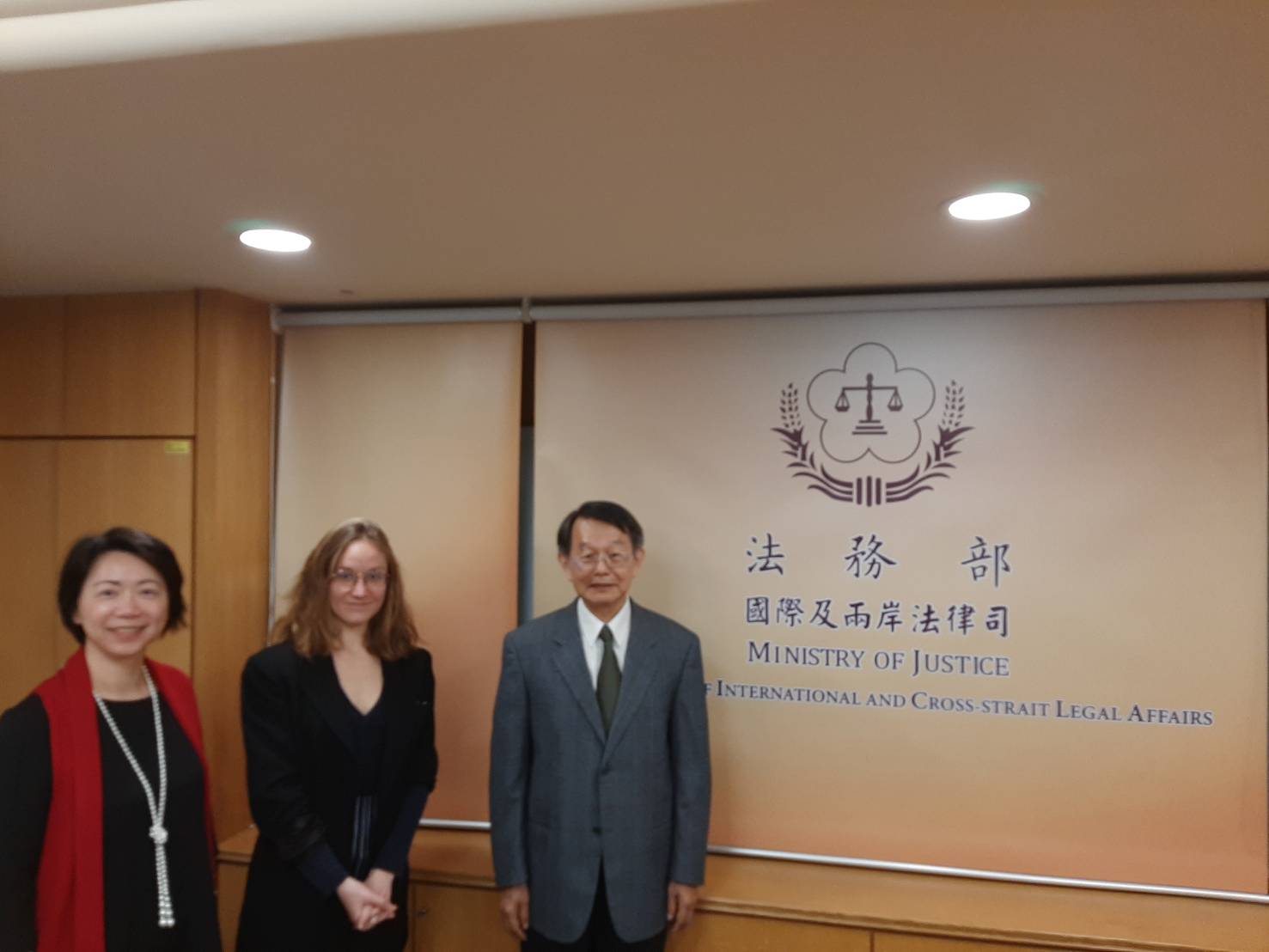法國學習司法官Eléonore CERVI前往法務部參訪，法務部國際兩岸司長蔡秋明司長親自接見。