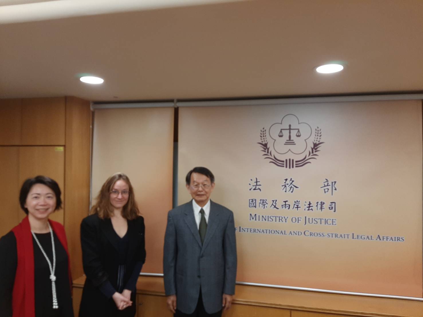 法國學習司法官Eléonore CERVI前往法務部參訪，法務部國際兩岸司長蔡秋明司長親自接見。