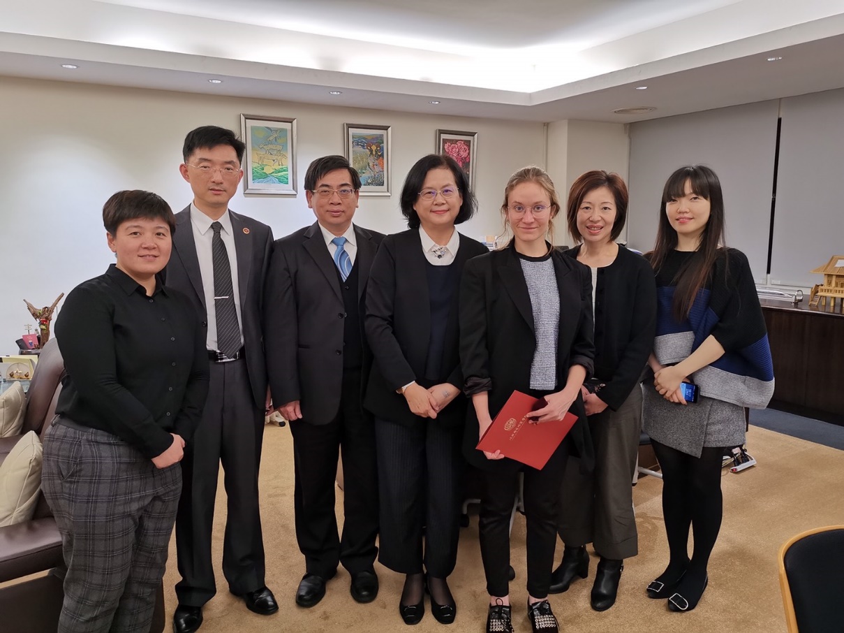 法國學習司法官Eléonore CERVI於離台前一日與蔡碧玉院長、李海龍主任秘書、柯宜汾組長、導師吳怡嫺、游欣樺合影。