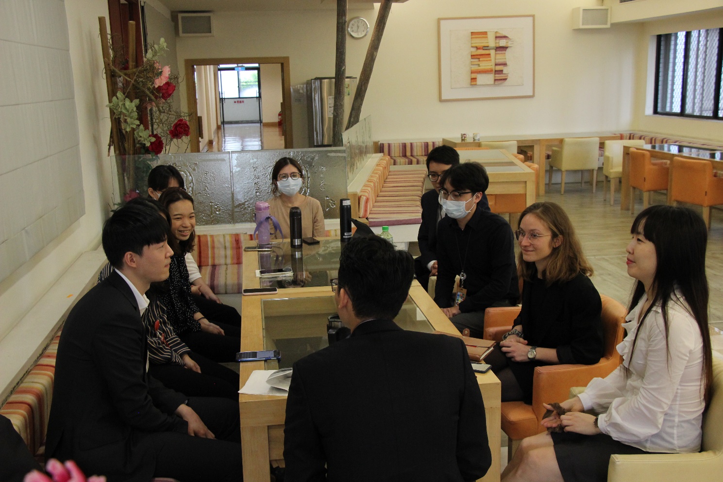 Photo: Eléonore CERVI, a judge trainee from France, participating in Mentor Session and discussed case studies in judicial ethics together with instructors Jian-Zhi Liu and Yihsien Wu and other trainees from the 60th class of the Academy.