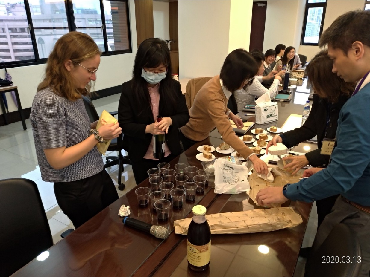 Photo: Eléonore CERVI, a judge trainee from France, introducing the pre-employment training program in France and demonstrating wine and cheese tasting to the law students from the 59th Class in the Shihlin study group.