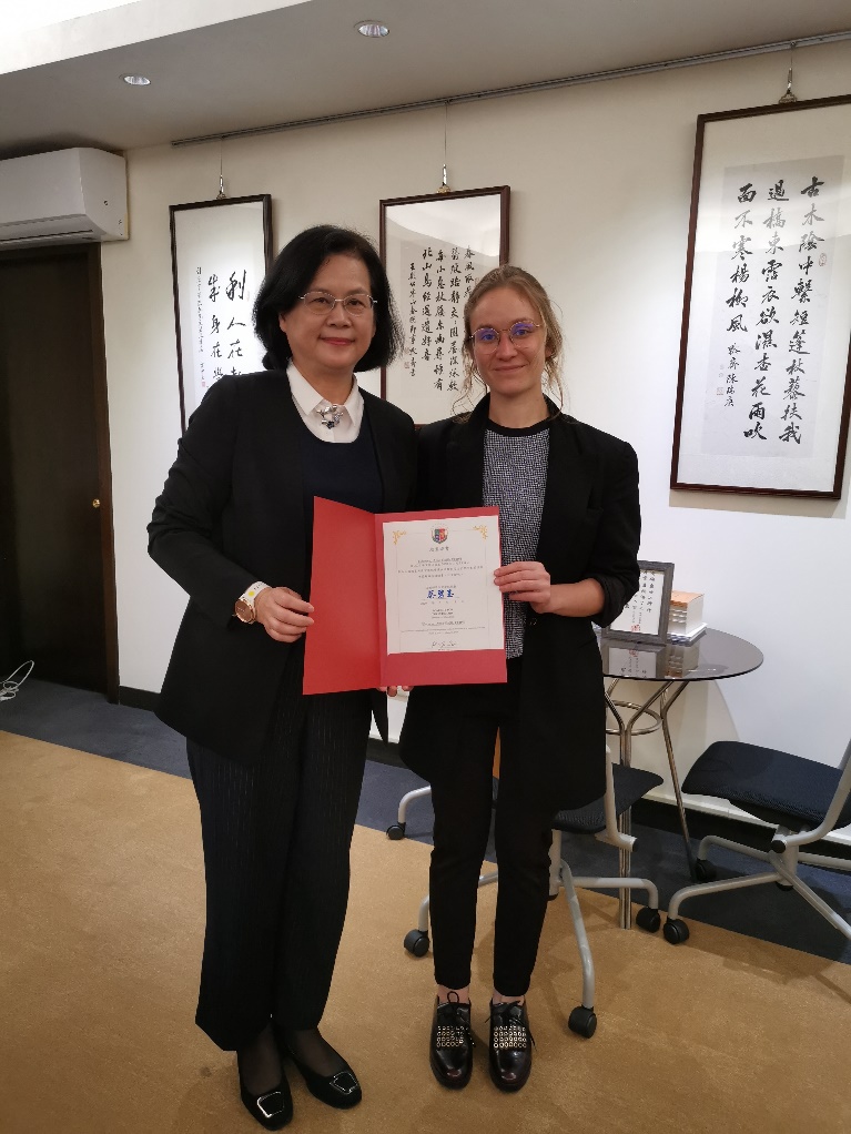 Photo:Presiden Pi-Yu Tsai presenting a certificate to the judge trainee from France, Eléonore CERVI.