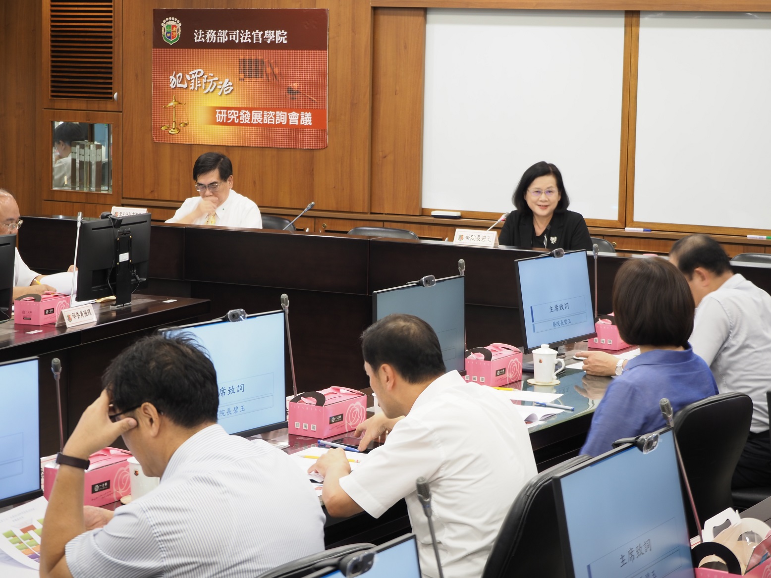 1.蔡碧玉院長主持會議
