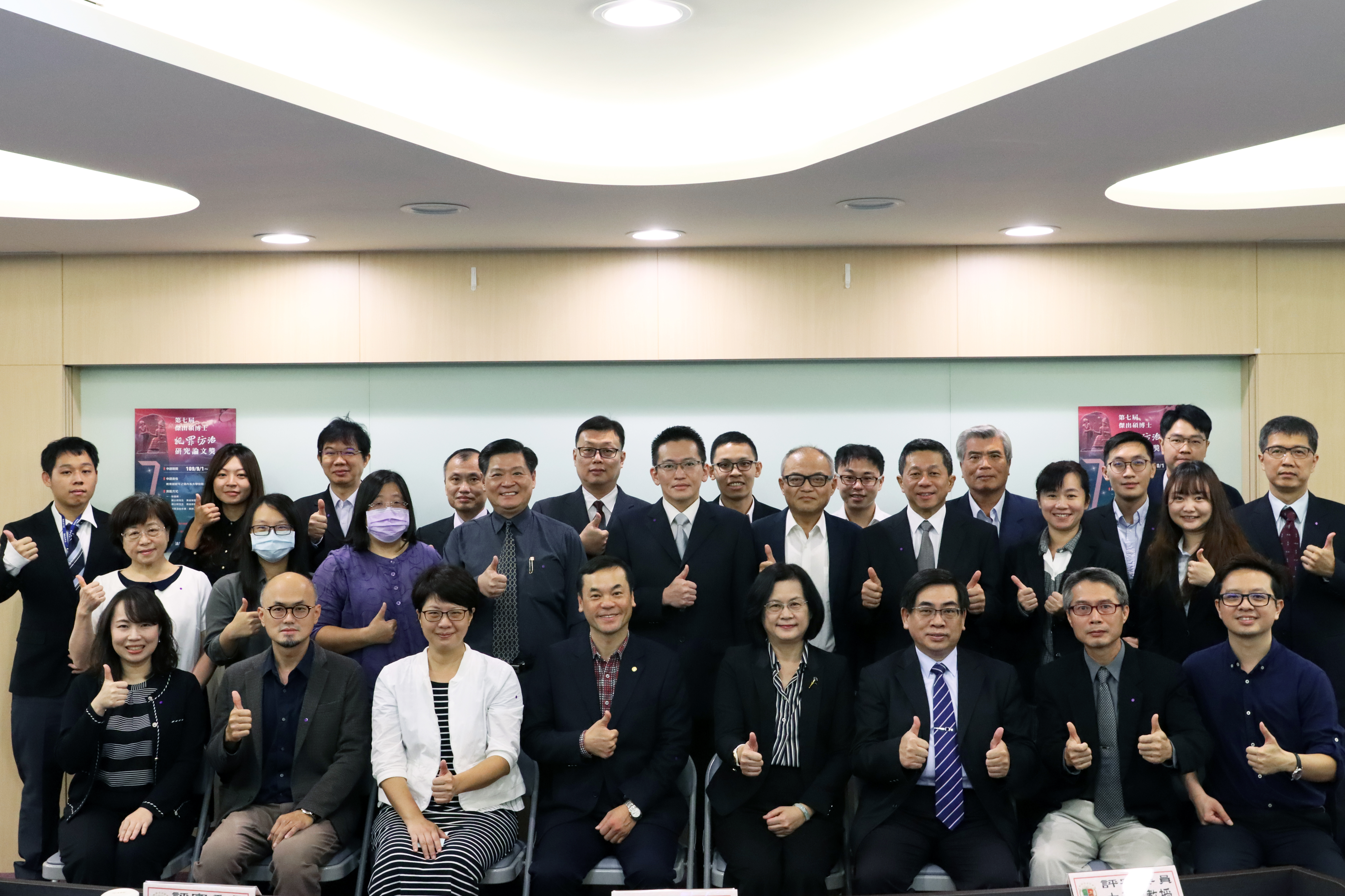 1.蔡碧玉院長與參賽者合影