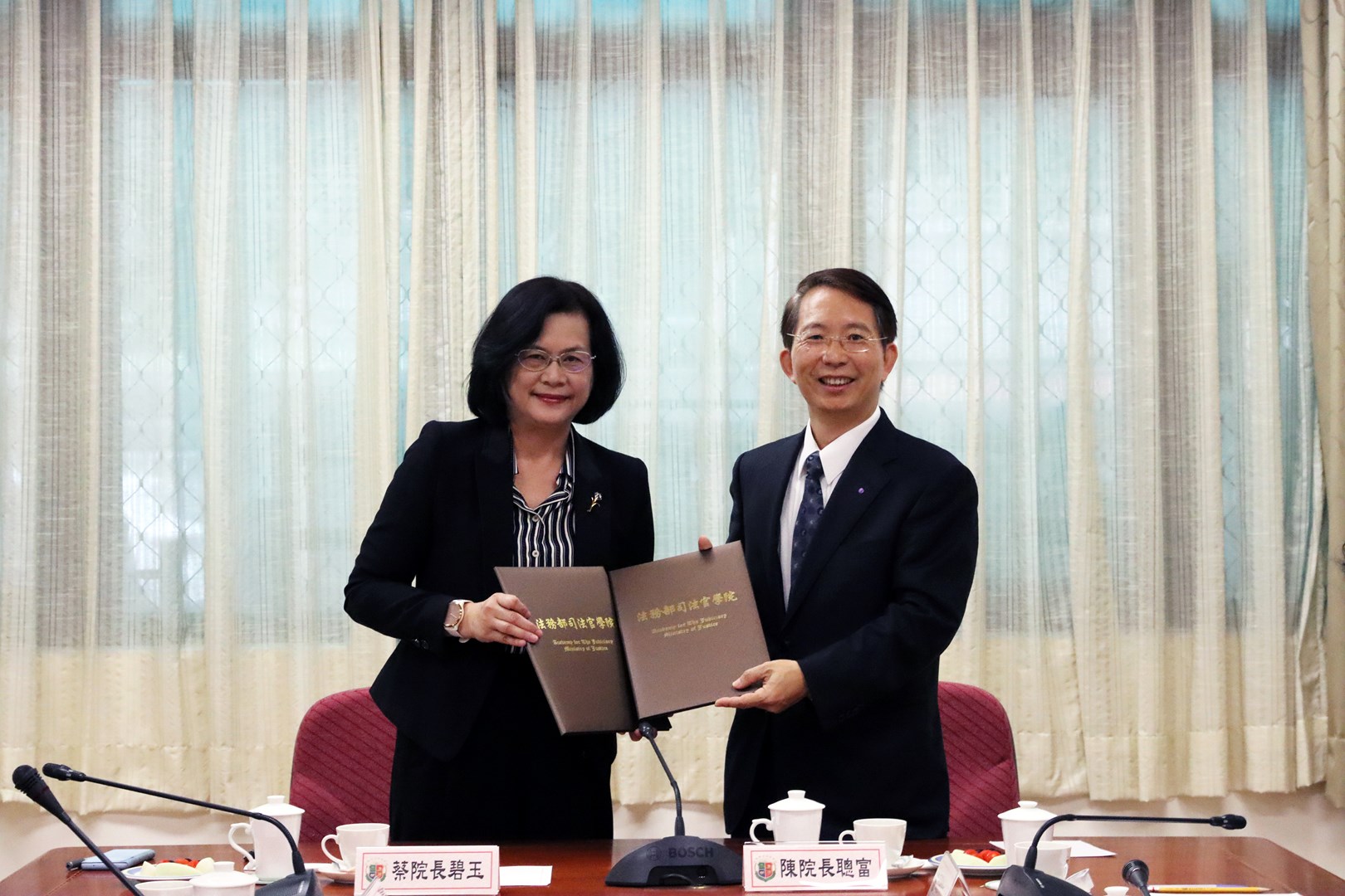 Signature of an Agreement on Practical Curriculum Cooperation and Academic Exchange between the Academy for the Judiciary, Ministry of Justice and the College of Law, National Taiwan University Photo 3