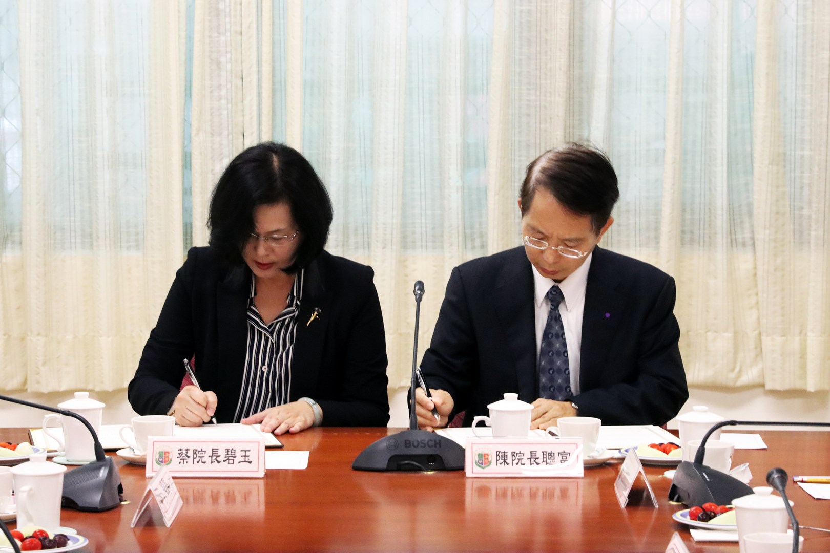 Signature of an Agreement on Practical Curriculum Cooperation and Academic Exchange between the Academy for the Judiciary, Ministry of Justice and the College of Law, National Taiwan University Photo 2