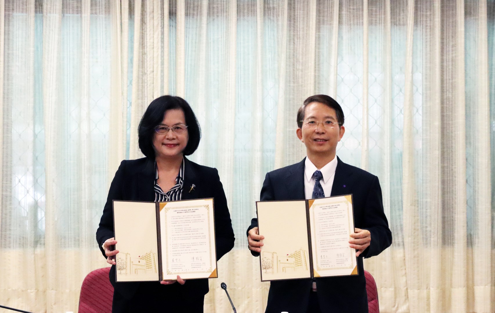 Signature of an Agreement on Practical Curriculum Cooperation and Academic Exchange between the Academy for the Judiciary, Ministry of Justice and the College of Law, National Taiwan University Photo 1